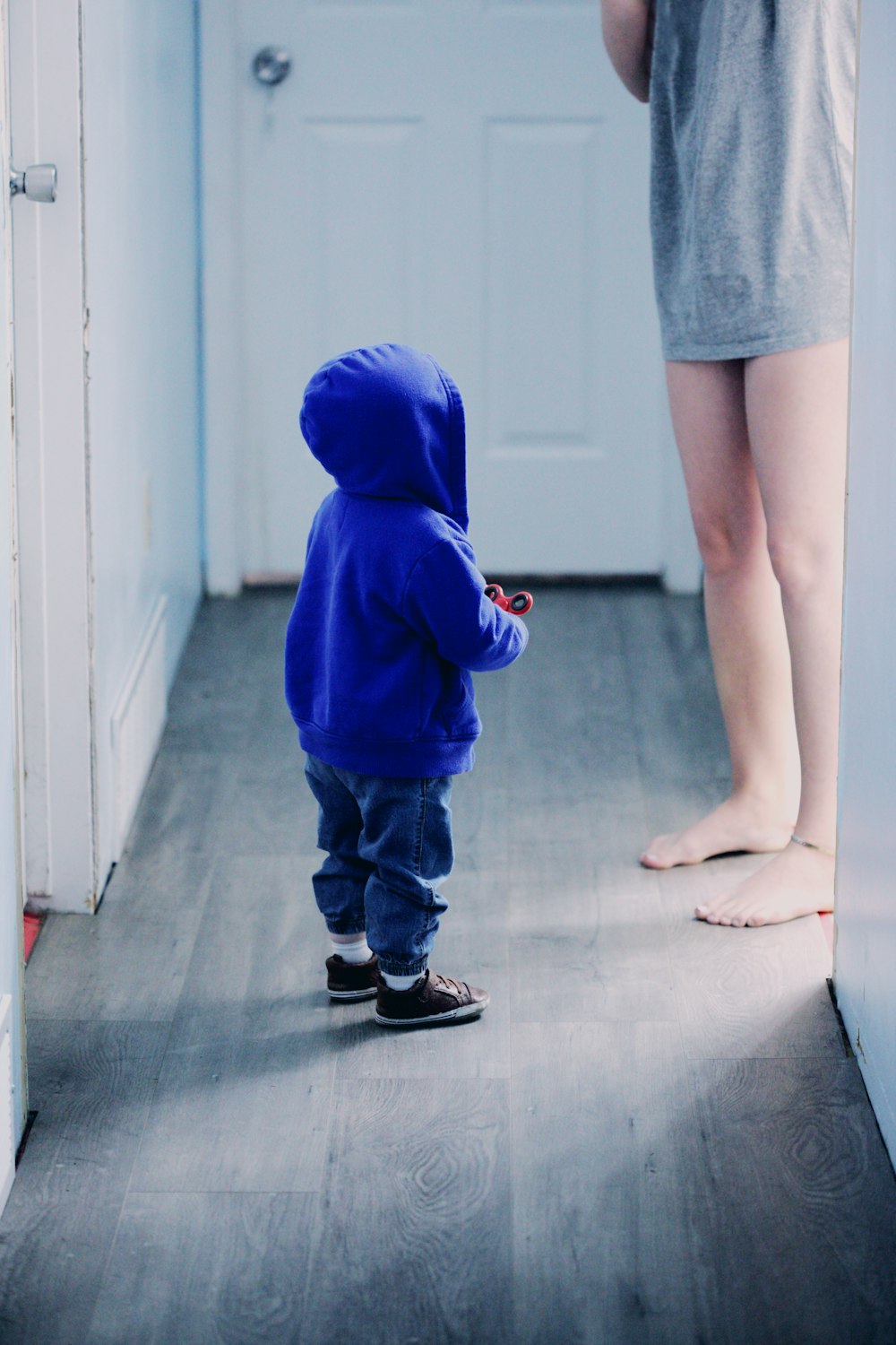 Niño pequeño con chaqueta azul con capucha