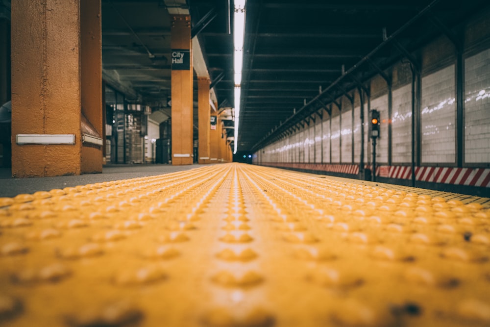 Una línea amarilla en el piso de una estación de metro