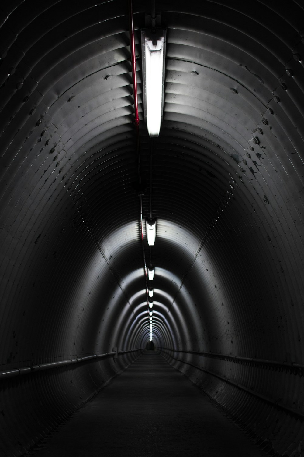 ライト付き灰色のコンクリートトンネル