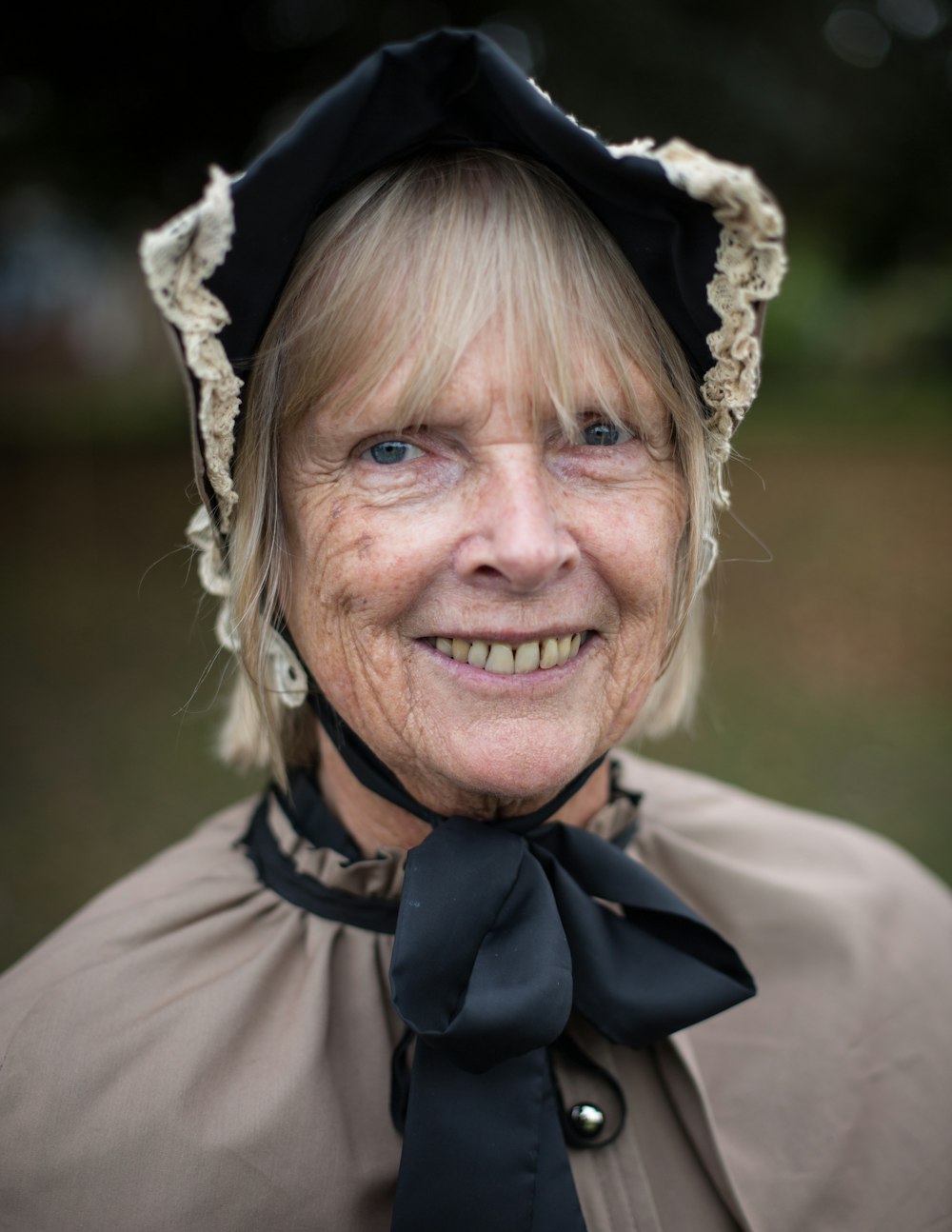 Photographie sélective de mise au point du visage d’une femme