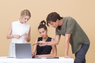 equipo de trabajo de marketing, diseñando campañas efectivas que aumentan las ventas de tu negocio