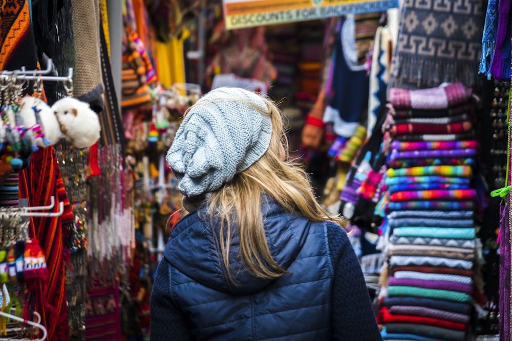 donna che si leva in piedi sul mercato dei vestiti