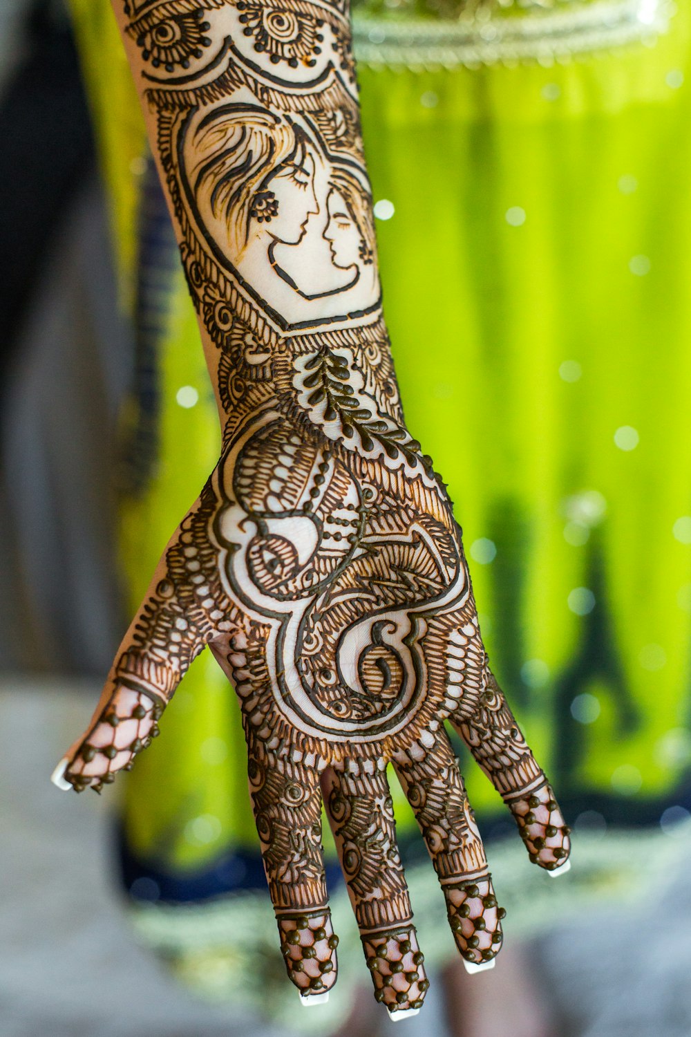 Rechtes Mehndi-Tattoo der Person