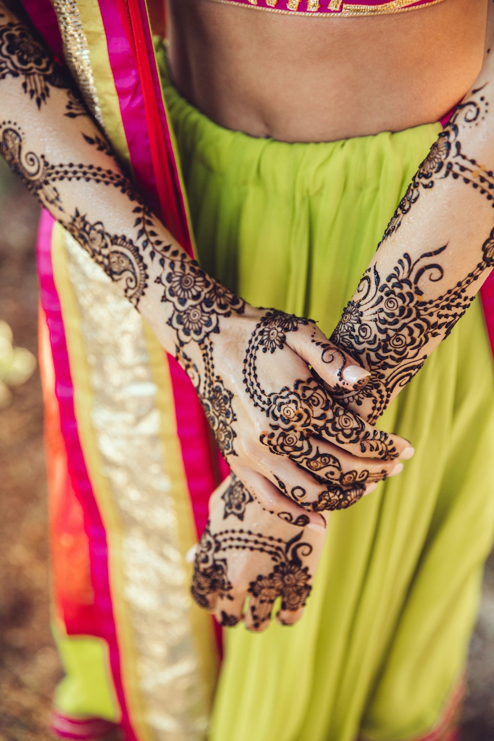 Mujer con tatuaje de Mehndi