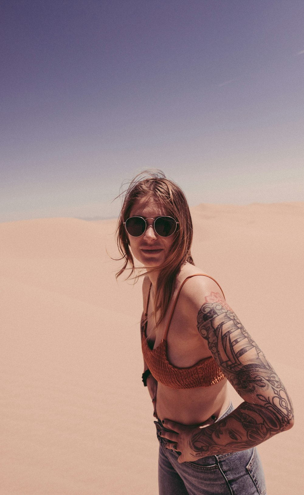 mulher no sutiã de malha no deserto