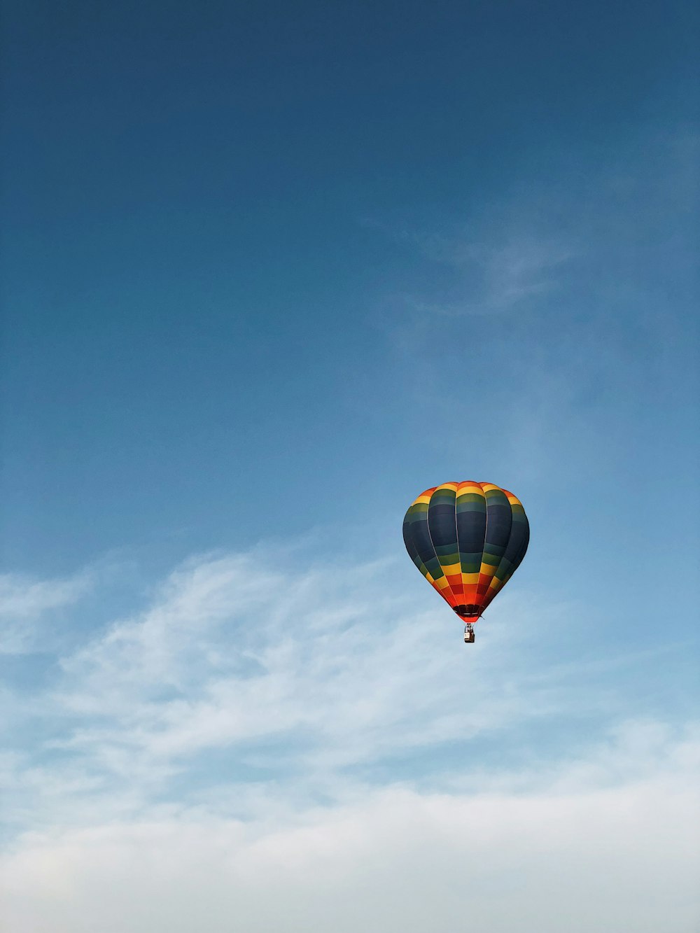 balão de ar quente multicolorido no céu nublado