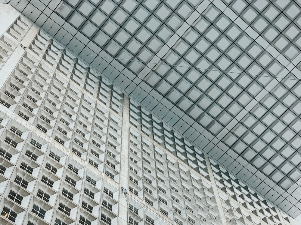 edificio comercial blanco de gran altura