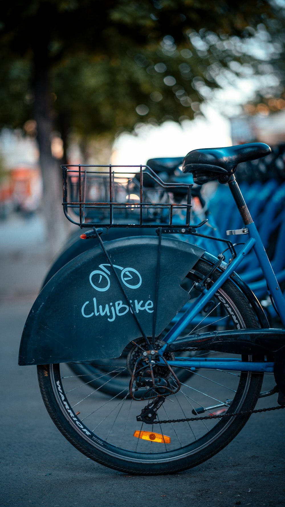 파란색과 검은 색 ClujBike 자전거
