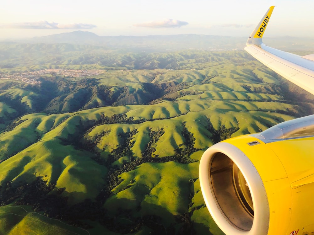 Avión amarillo y blanco