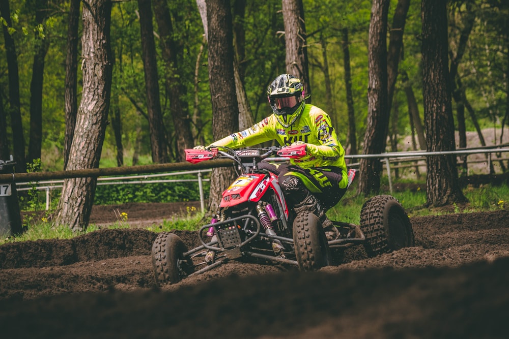 Person, die ein ATV benutzt