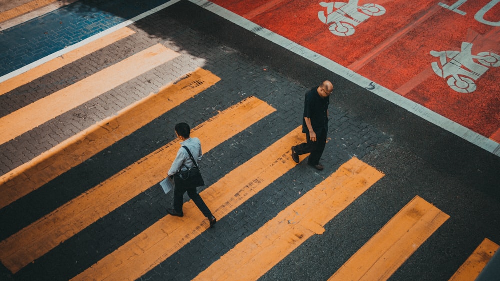 Dos hombres que se pasean por la calle