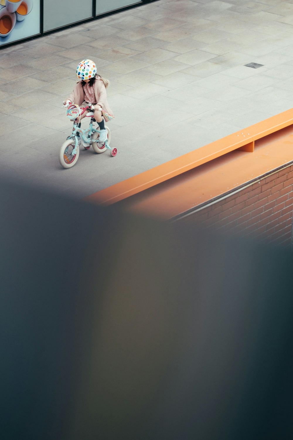 chica montando en bicicleta en el pasillo