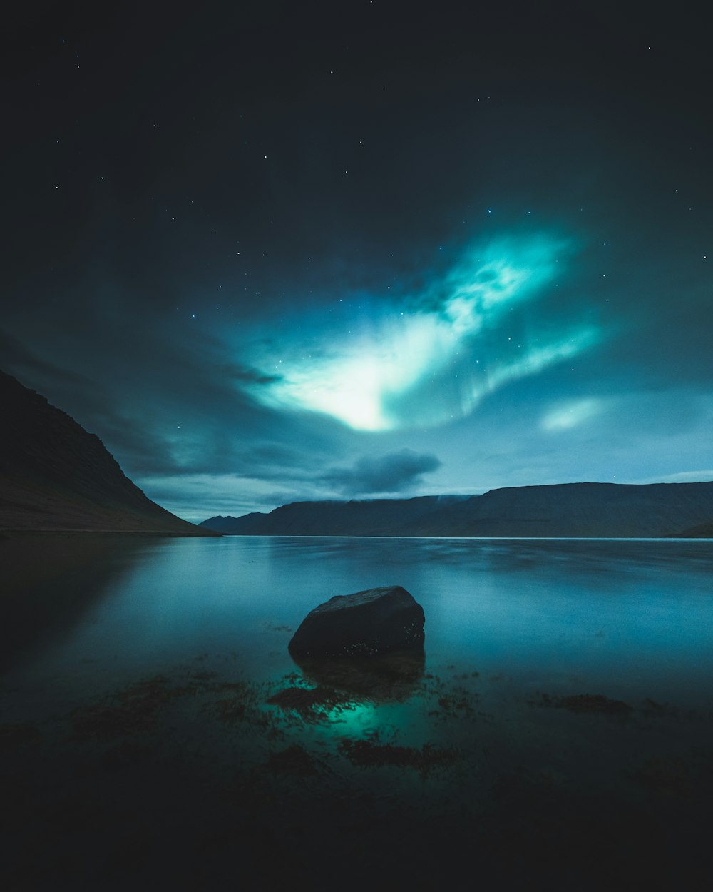 夜間のオーロラの風景写真