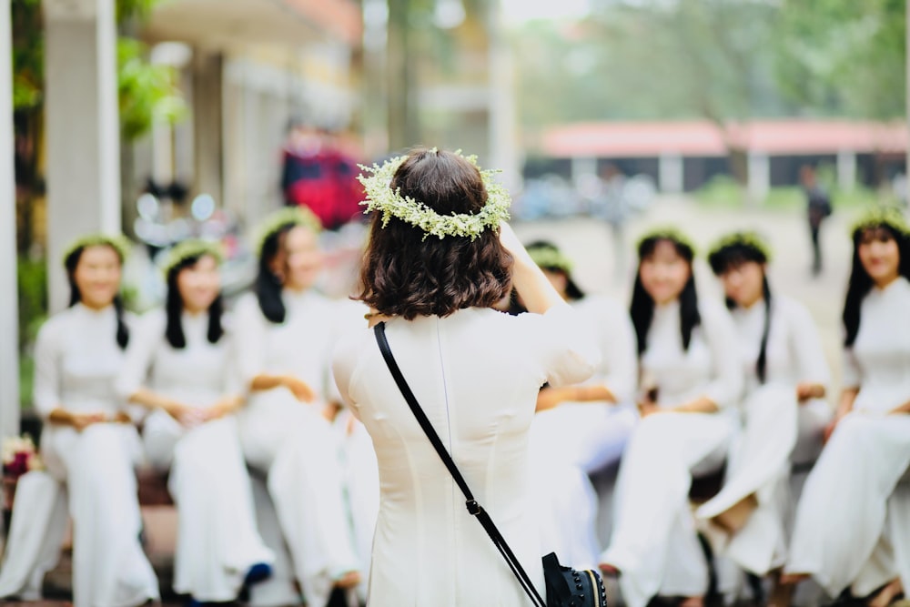 grupo de mulher usando vestidos brancos