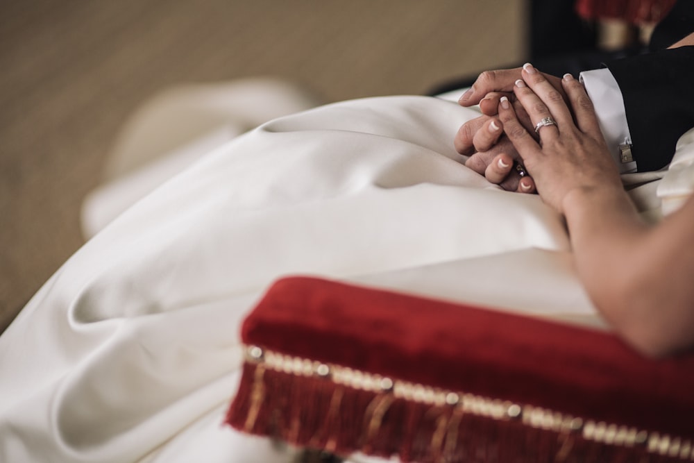 femme portant une robe de mariée