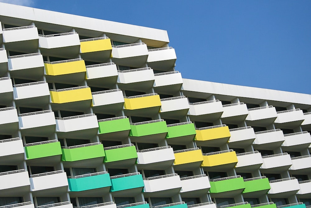 Edificio pintado de blanco, verde y amarillo