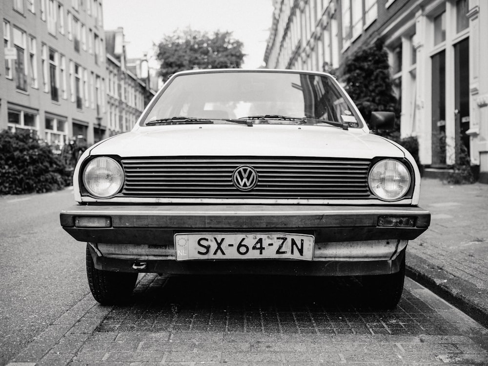 photo en niveaux de gris d’une voiture Volkswagen blanche