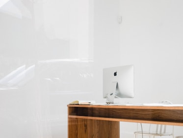 silver iMac on desk