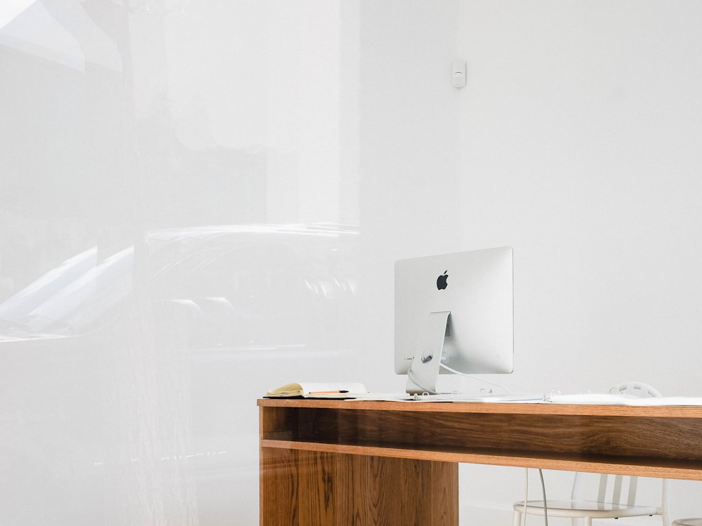 silberner iMac auf dem Schreibtisch