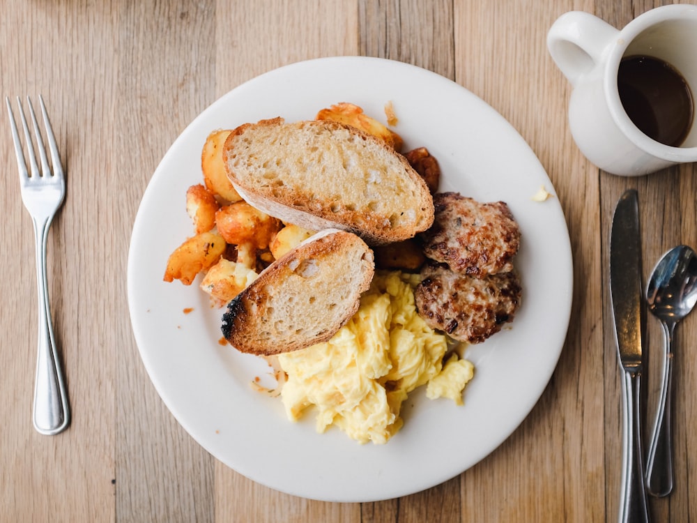 Pan francés y puré de patatas en plato de cerámica blanca