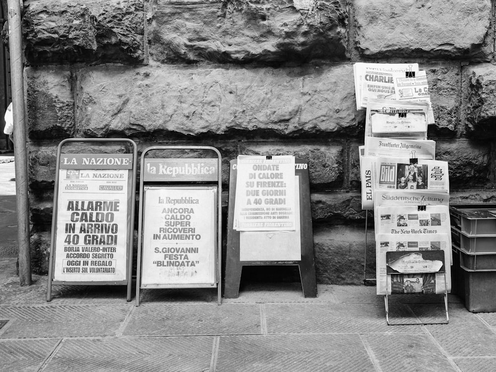 Segnaletica assortita in fotografia in scala di grigi