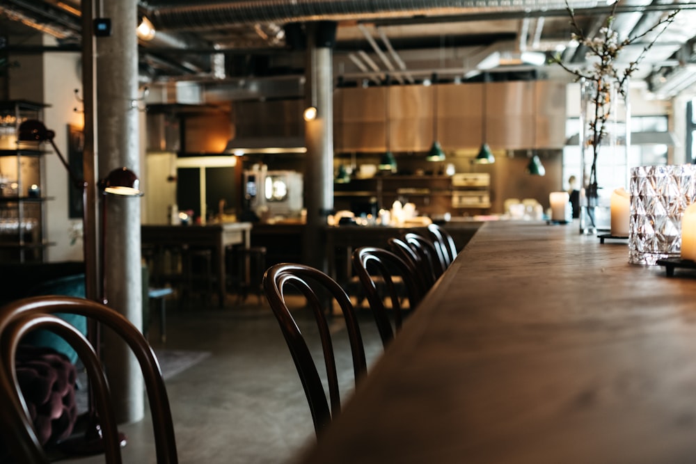 mesa de restaurante de madeira marrom vazia com cadeiras