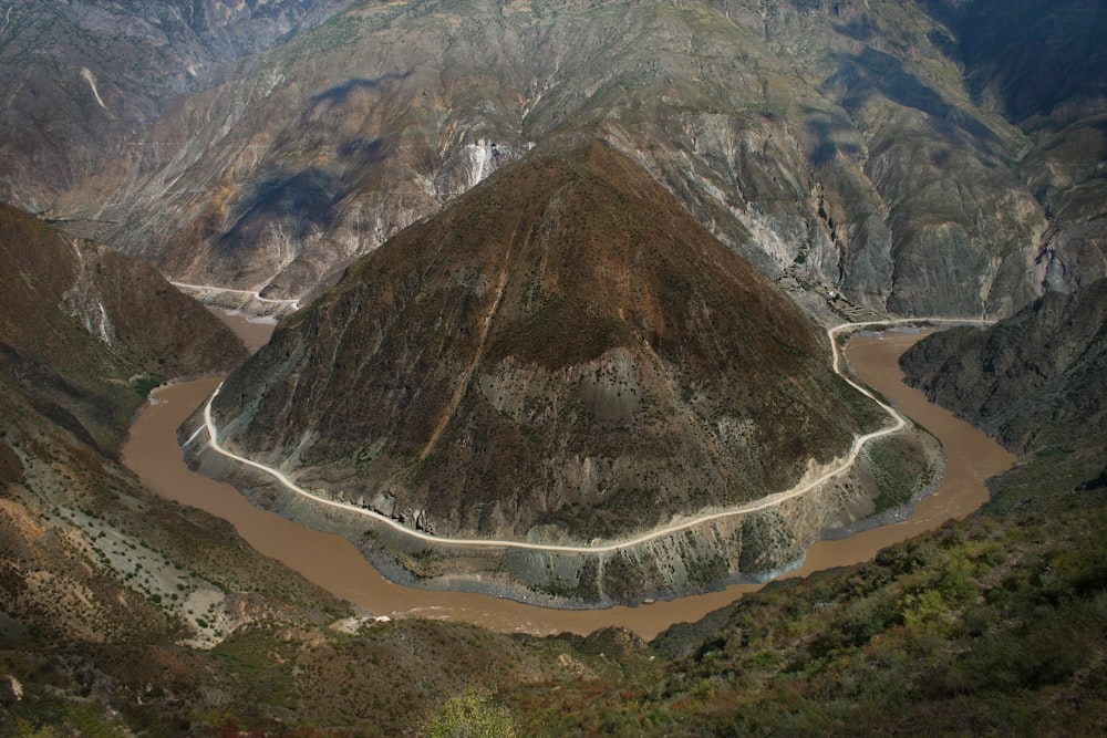 Aérea de montaña entre cuerpo de agua