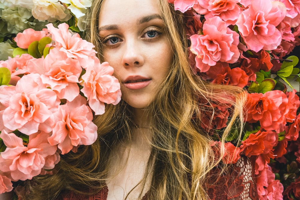 Mujer que lleva flores