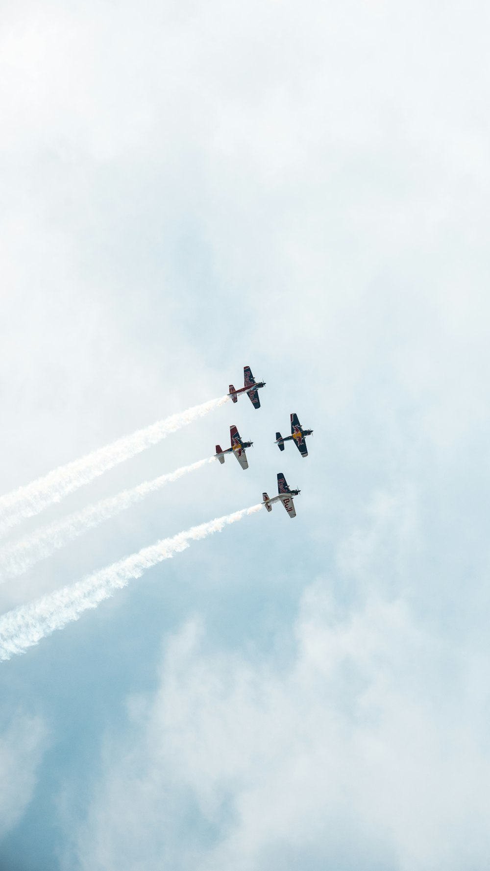 Cinco aviones a reacción bajo un cielo nublado