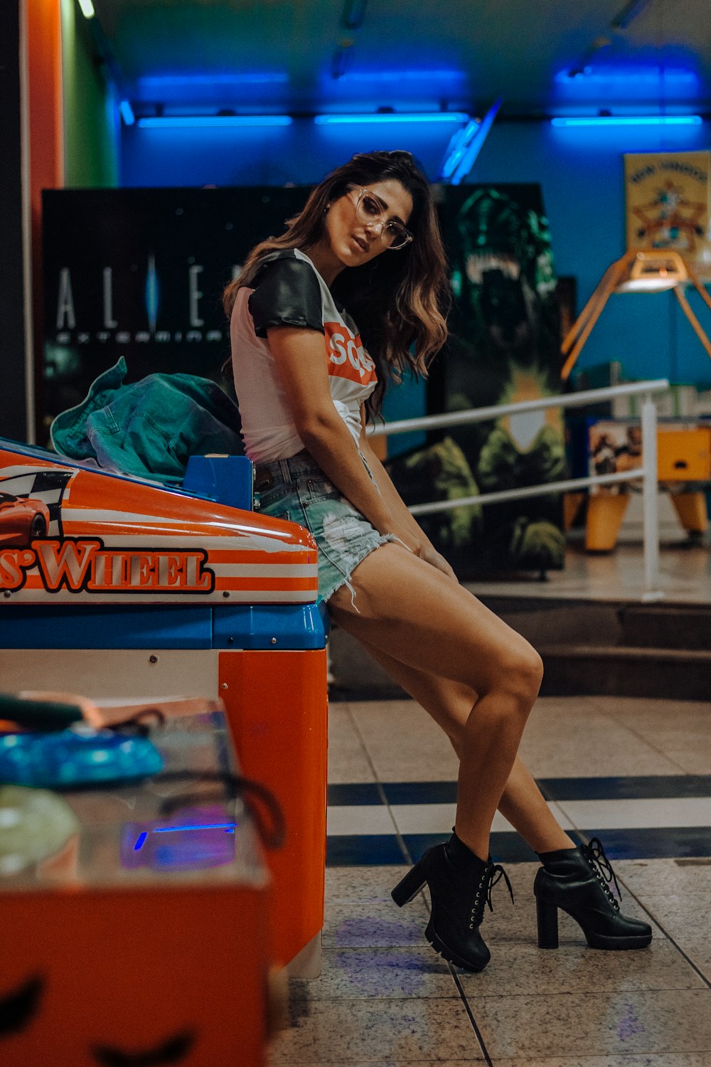 Donna che si siede sulla macchina arcade