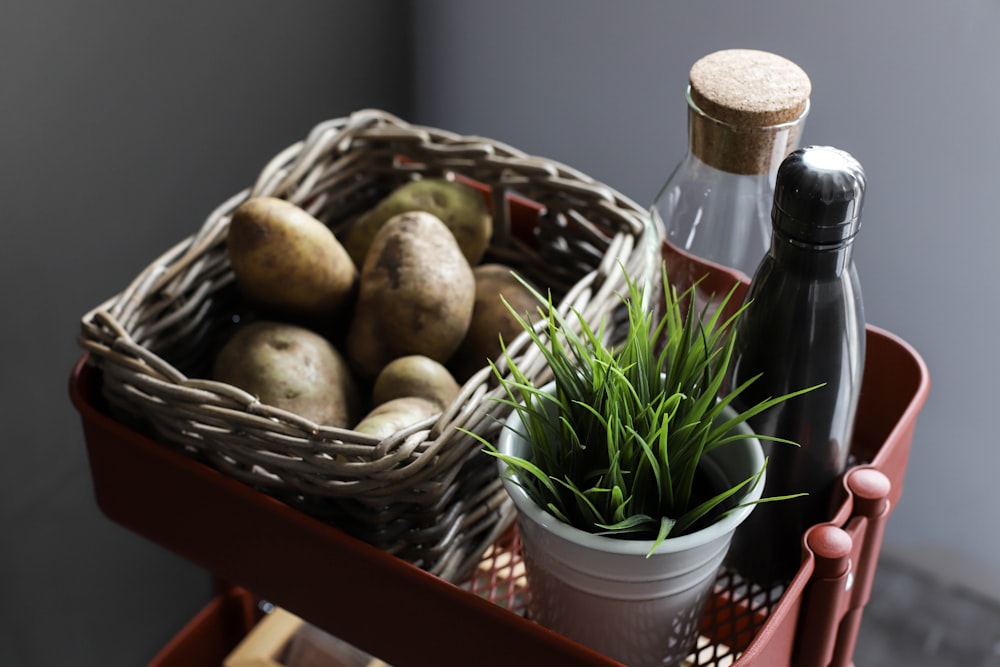 Cesta de patatas con dos botellas