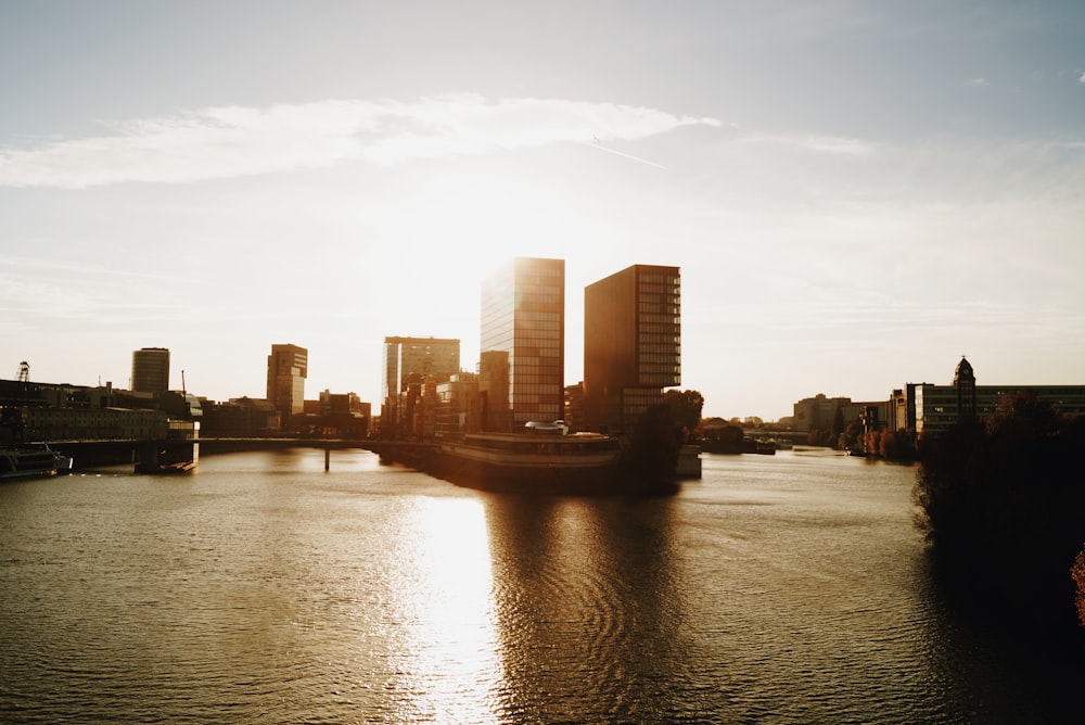 Edifícios da cidade durante o nascer do sol