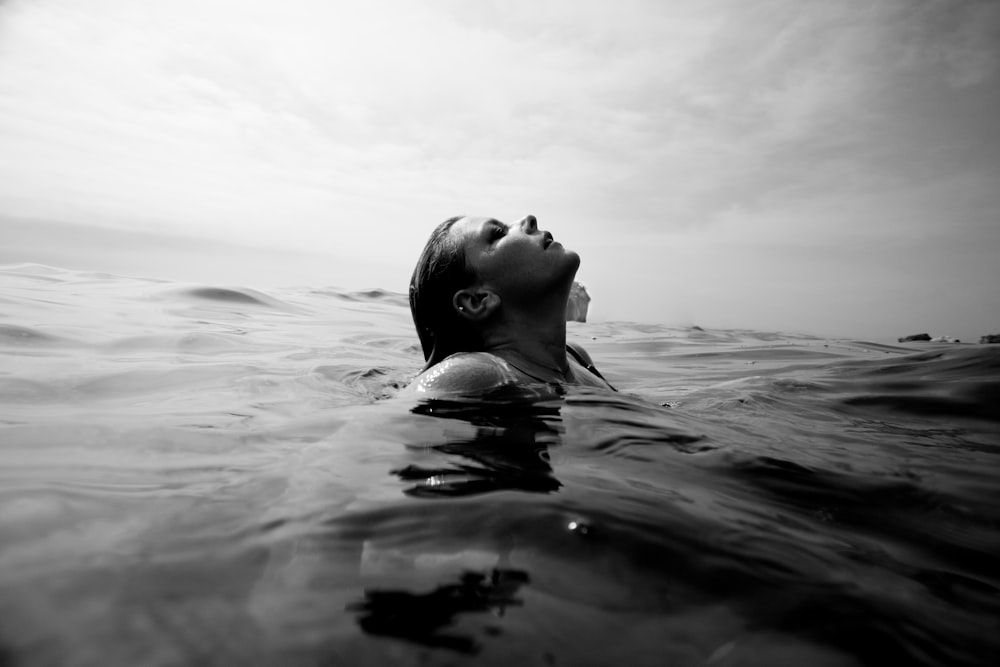 mujer en el cuerpo de agua