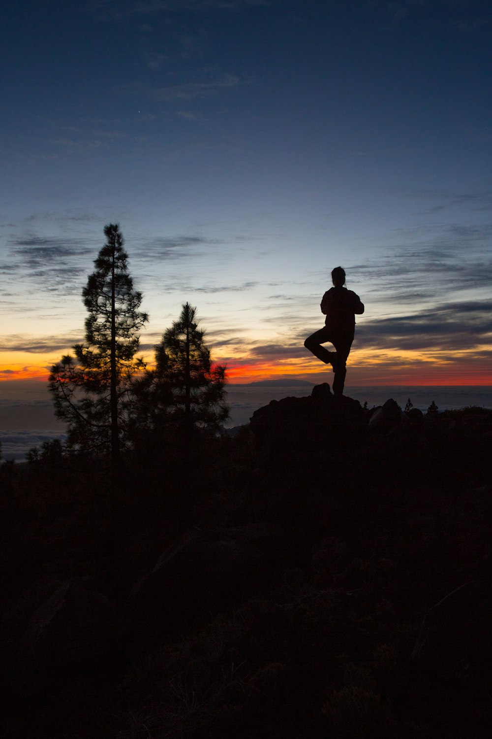 Silhouette einer Person, die auf einem Bein steht