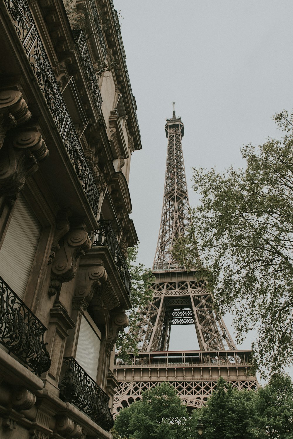 파리 에펠탑의 로우 앵글 사진