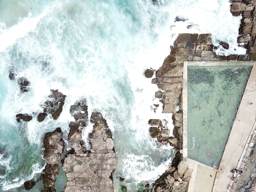 Vista aérea de la orilla del mar