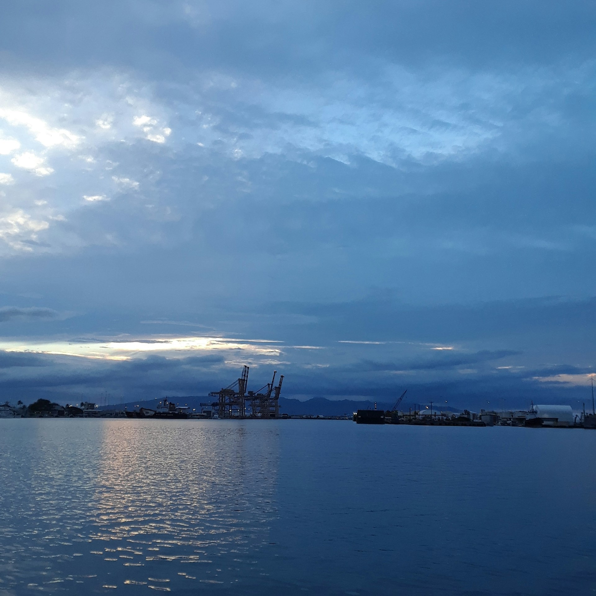 gray computer monitor