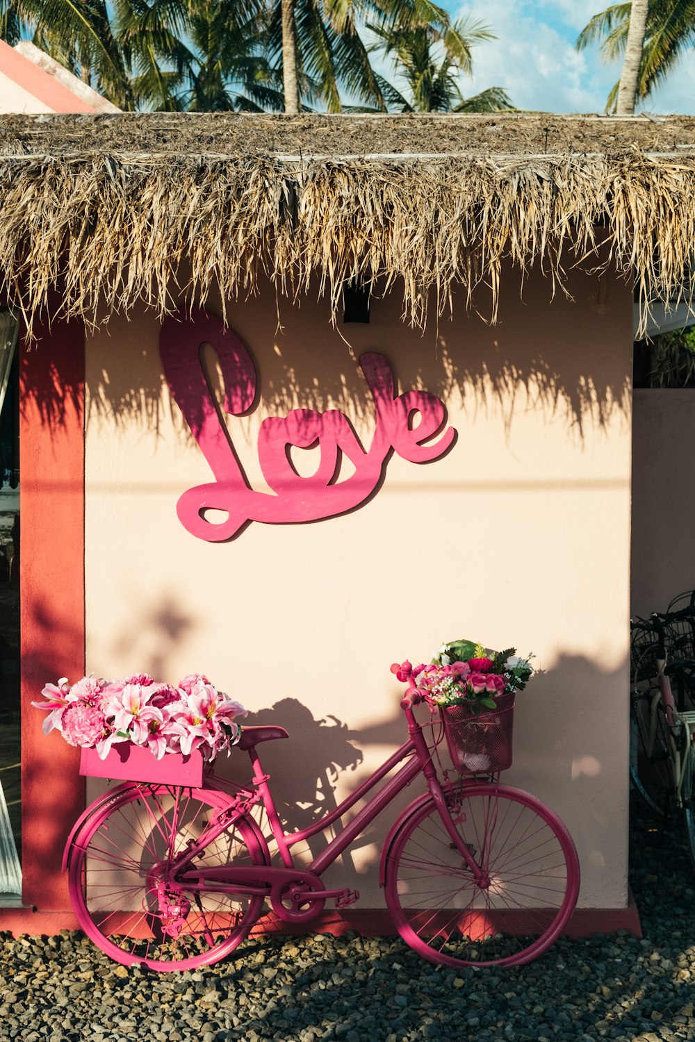 bicicleta cor-de-rosa da cidade