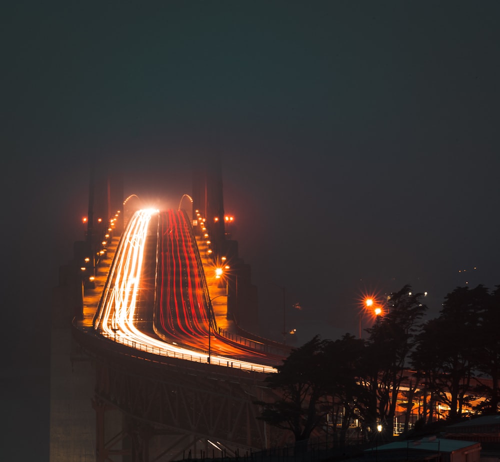 Fotografía de lapso de tiempo de automóviles en el puente
