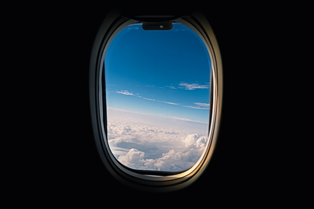 Ventana de la aerolínea que ve nubes blancas