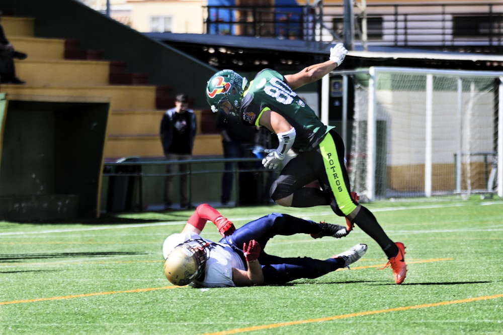 deux hommes jouant au football pendant la journée