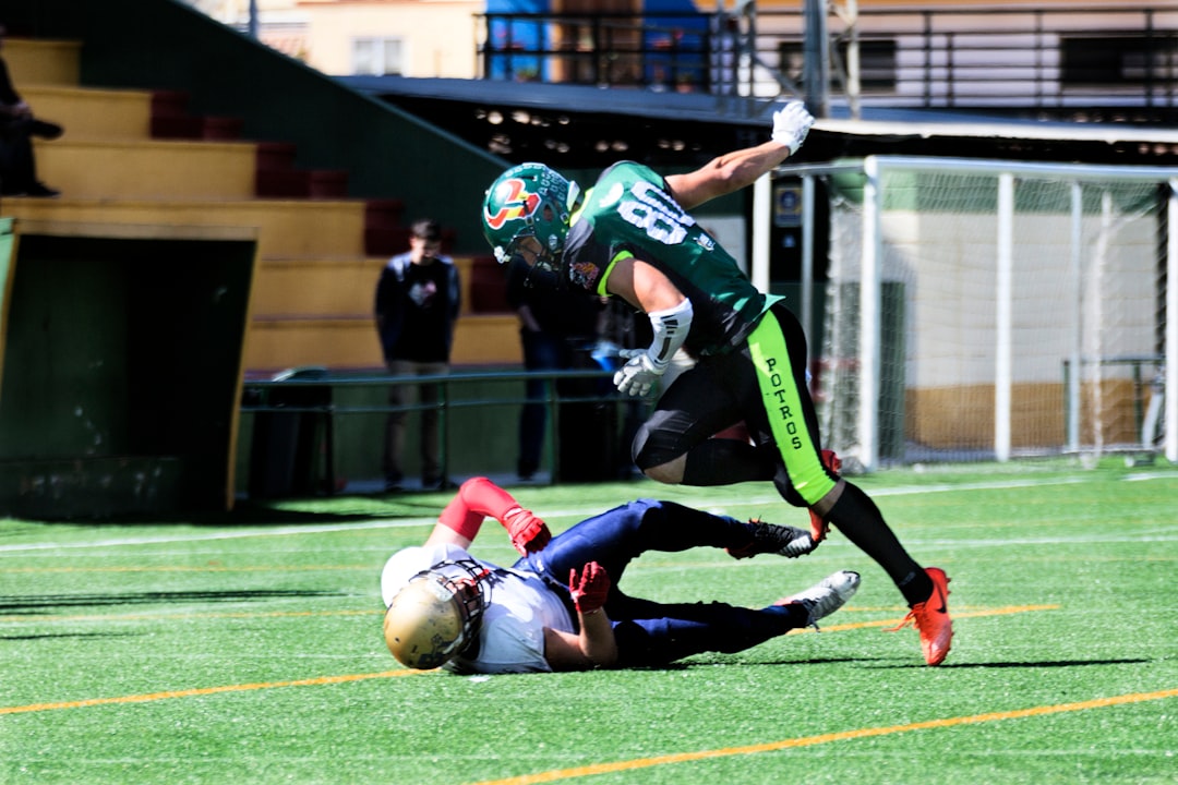 Imagen tomada durante el partido la final de Fútbol Americano de la Liga Andaluza disputado el 29-04-2018 en el Estadio Municipal de Los Boliches (Fuengirola) entre los equipo Fuengirola Potros y Mairena Blue Devils.
La imagen puede resultar engañosa y por ello debo aclarar que el jugador de Los Potros saltó limpiamente por encima  del otro jugador y no le hizo el más mínimo daño.