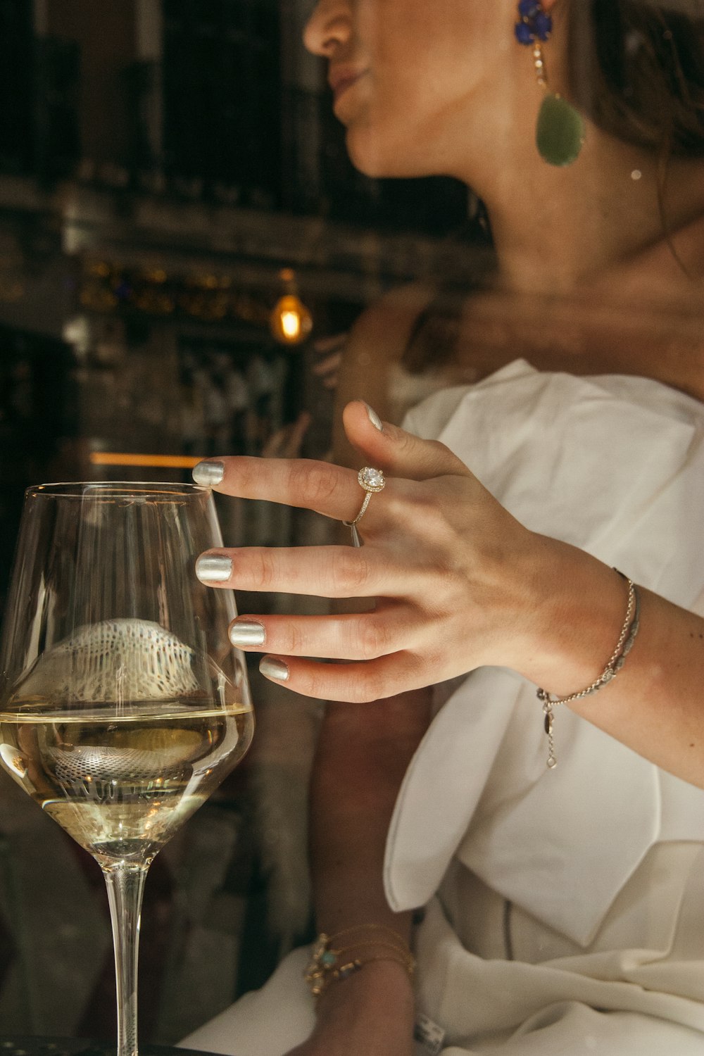 mulher sentada segurando copo de vinho