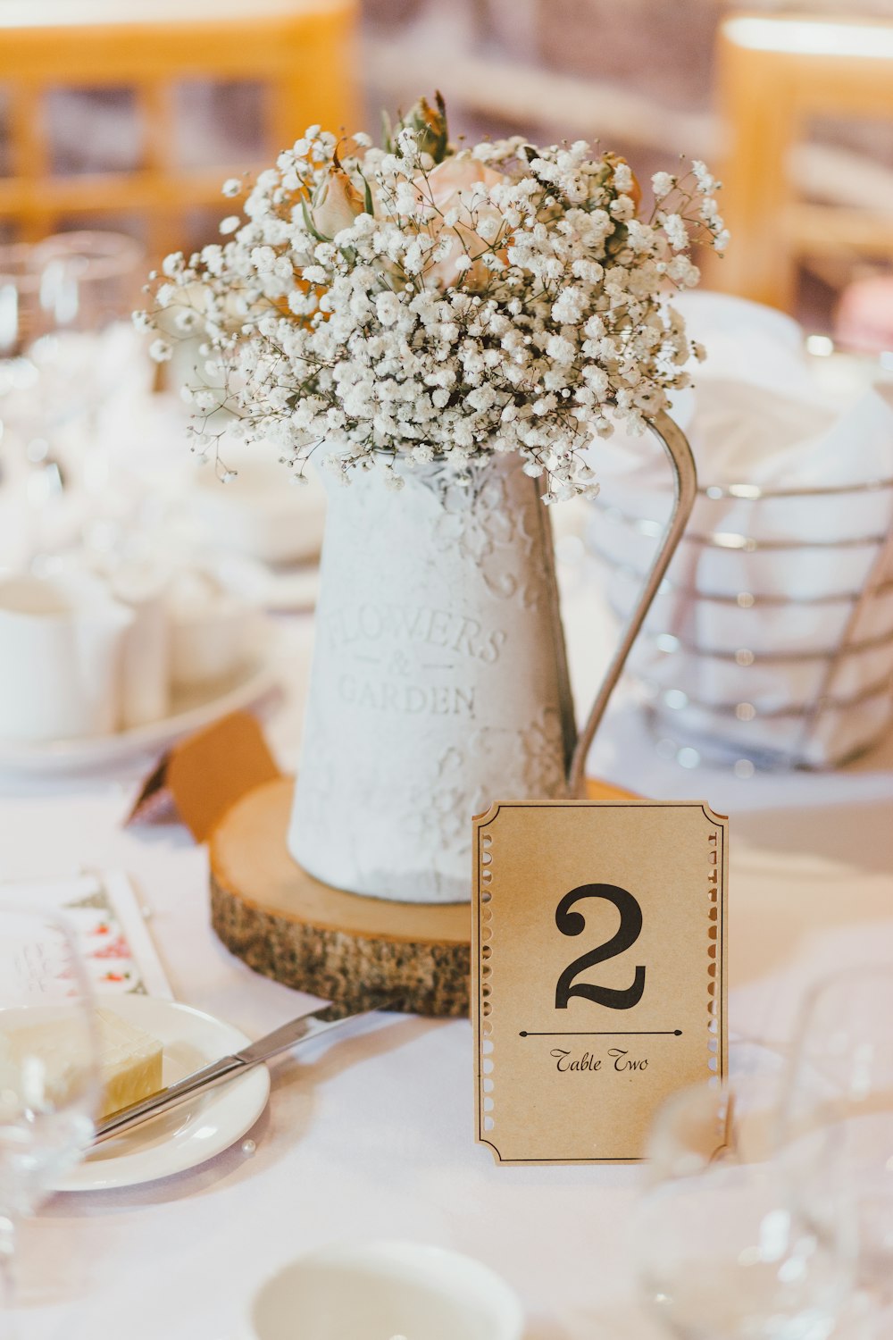 decoración de mesa de flores de pétalos blancos