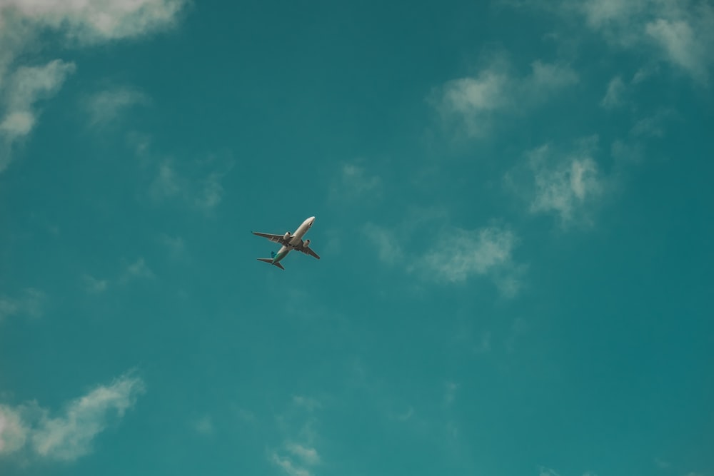Avião voando no céu durante o dia
