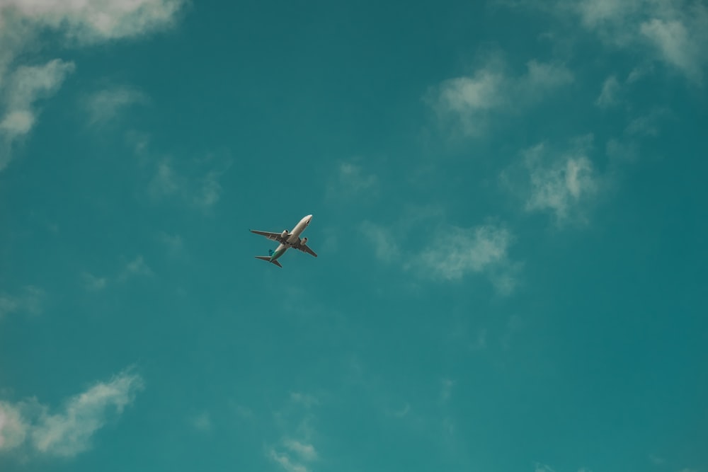 aeroplano che vola nel cielo durante il giorno