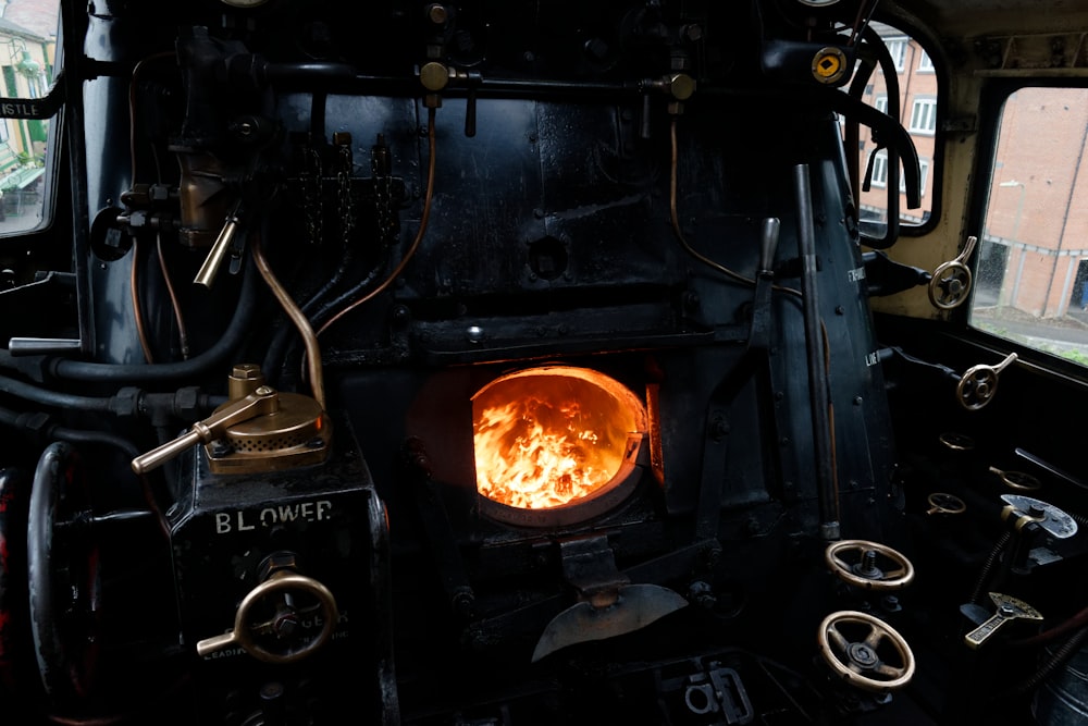 bruciatore a carbone aperto in metallo nero