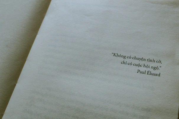 Quote creation screen featuring line items, discounts, tax calculations, and customizable templates in Vietnamese.