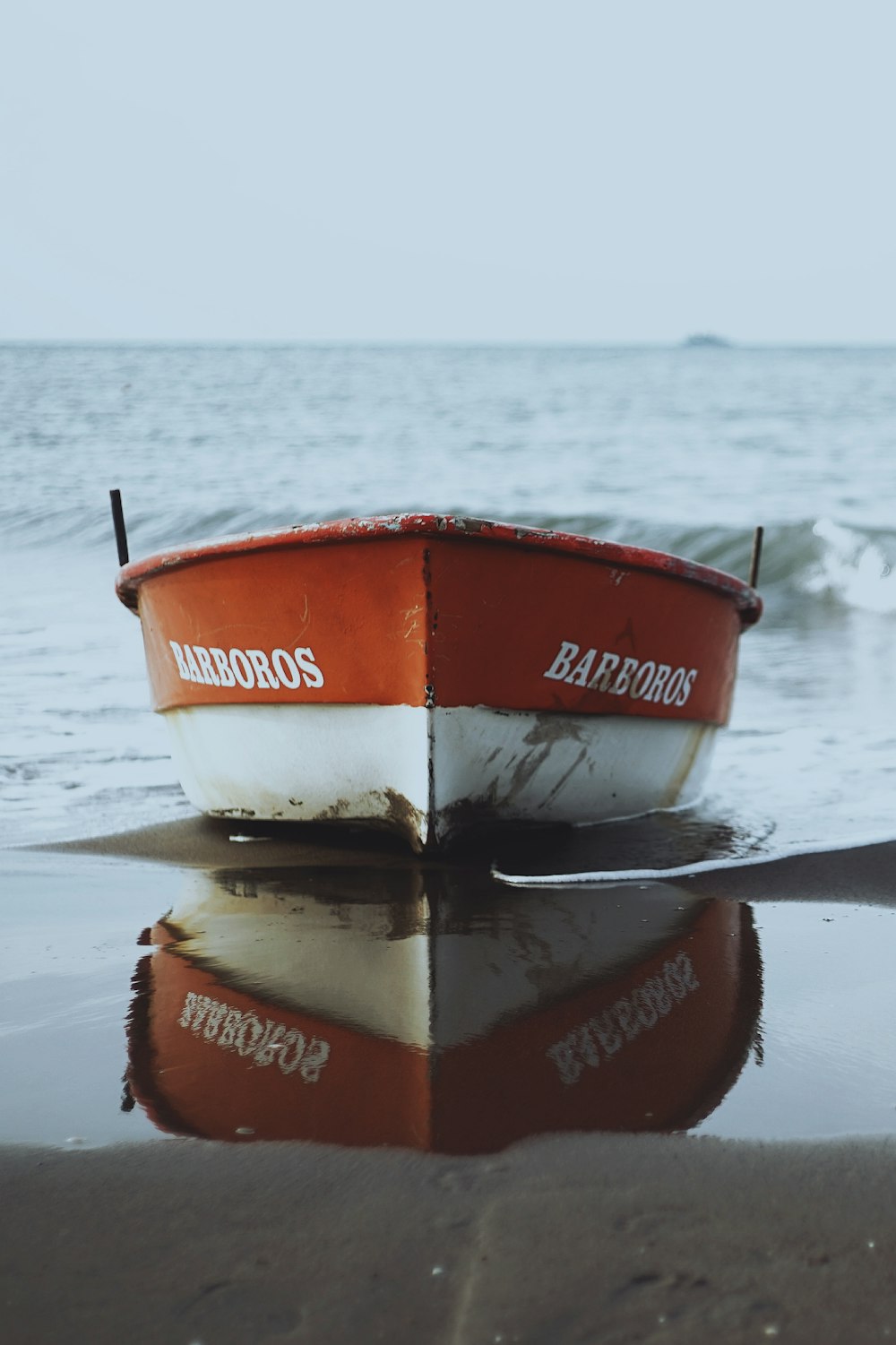 bateau Barboros rouge et blanc sur le bord de la mer