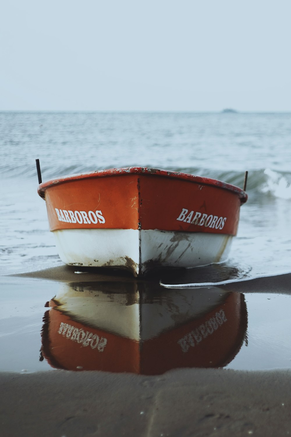 海岸に浮かぶ赤と白のバルボロスボート
